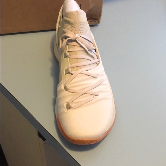 Brand new Stephen Curry 5s - Picture 2 of 4